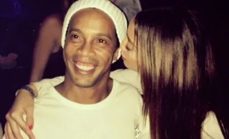 Ronaldinho se divierte en una noche con Miss Serbia