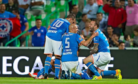 Cruz Azul derrota a Santos y se mantiene con vida