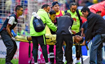  Peralta se va en ambulancia del Estadio Azteca 