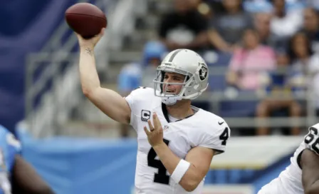 Derek Carr comanda victoria de Raiders contra Cargadores