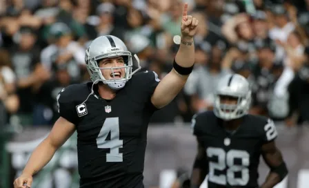 Carr lanza para 4 pases de touchdown en victoria de Raiders