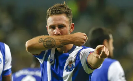 Layún anota su primer gol en Champions