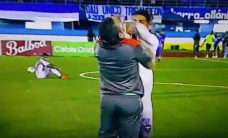 Jugador agrede a su propio técnico, al salir de cambio 