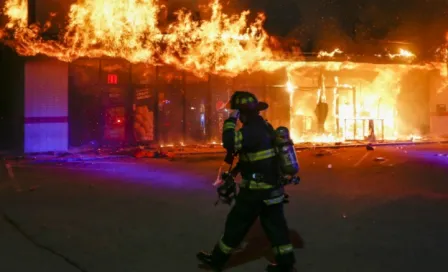 Bombero provoca incendios para después apagarlos