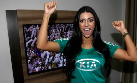 Modelo brasileña se quita la ropa por título del Palmeiras