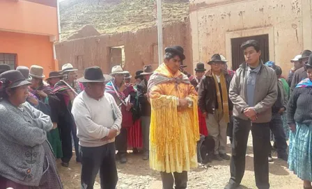 Visten de mujer a alcalde de Bolivia como castigo