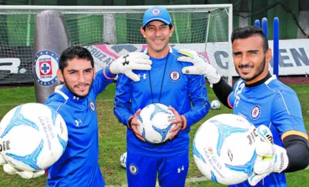 Porteros de Cruz Azul entrenan al estilo europeo