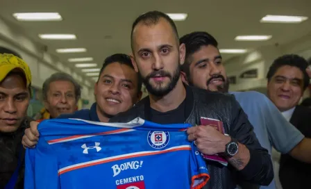 Víctor Vázquez, oficialmente jugador de Cruz Azul