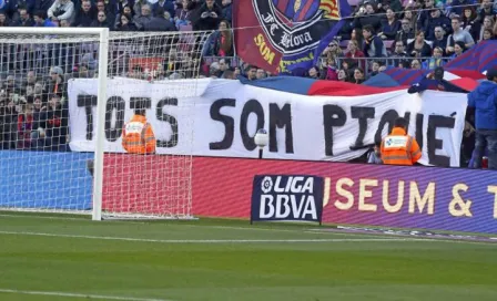 Camp Nou despliega manta en apoyo a Piqué