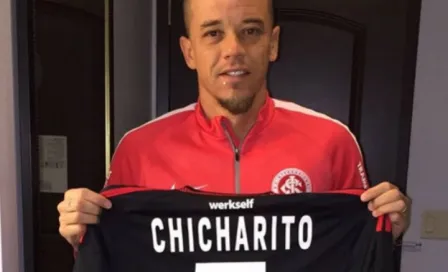 D'Alessandro presume playera de Chicharito en redes