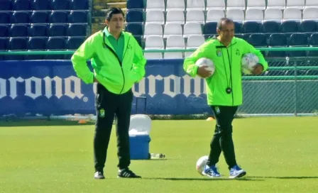 Tena dirige su primer entrenamiento como técnico de León