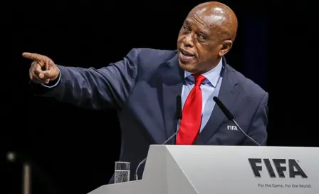 Tokyo Sexwale se retira como candidato a la FIFA