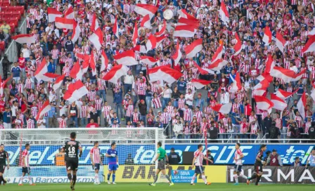 Aficionado de Chivas se quita la playera y la arroja al campo