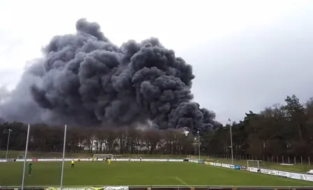 Partido en Alemania continúa pese a incendio cercano