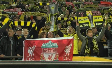 Aficiones del Dortmund y Liverpool entonan el #YNWA