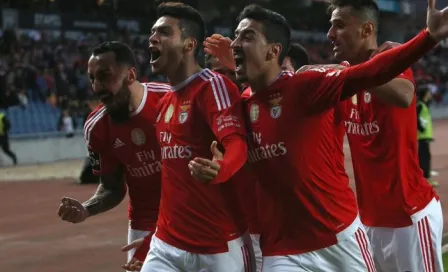 Jiménez rescata triunfo del Benfica con gran gol