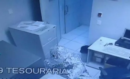 Ladrones intentan robar banco cubiertos de papel aluminio