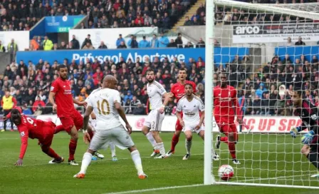 Liverpool pierde contra Swansea y se aleja de Europa