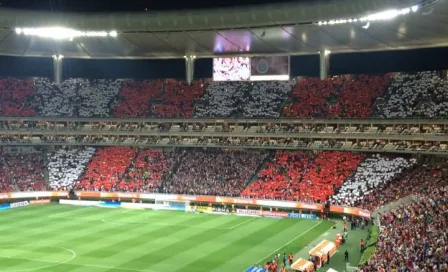 Aficionados realizan mosaico previo al Chivas-América