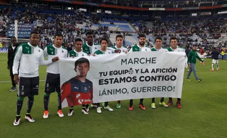 Jugadores de Santos muestran manta en apoyo a Marchesín 