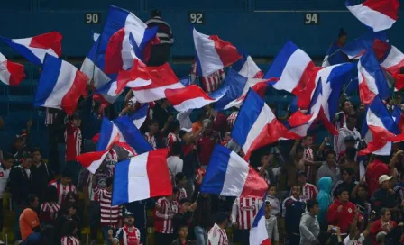 Aficionados del América queman bandera de Chivas