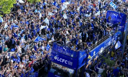 Leicester celebra título frente a un tumulto increíble