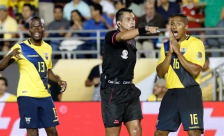 Árbitro anula gol válido a Ecuador contra Brasil