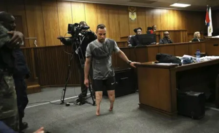 Pistorius camina sin prótesis ante juez para probar inocencia