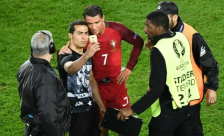 CR7 tiene buen gesto con fan tras frustrante partido en Euro