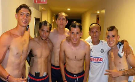 Canteranos de Chivas son rapados en novatada