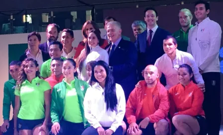 Presentan uniformes de la delegación mexicana para JO