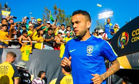 Dani Alves no fue el primero en abrir una botella de chilena