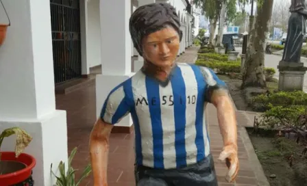 Con espantosa estatua, piden a Messi que no se vaya