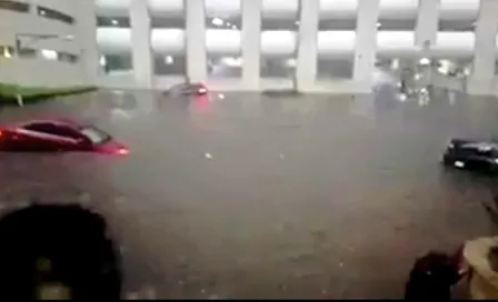 Autos flotan en la CDMX tras fuertes lluvias