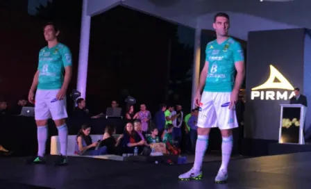 León presenta jersey noventero para Apertura 2016