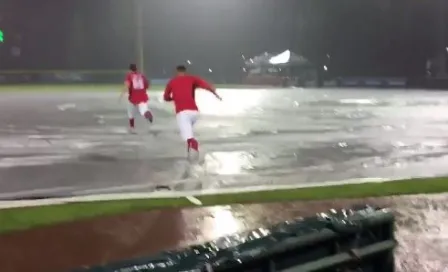 Diablos se divierten en lona de lluvia del Fray Nano