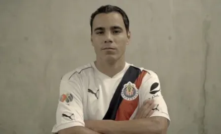 Bravo reaparece con Chivas en promocional 