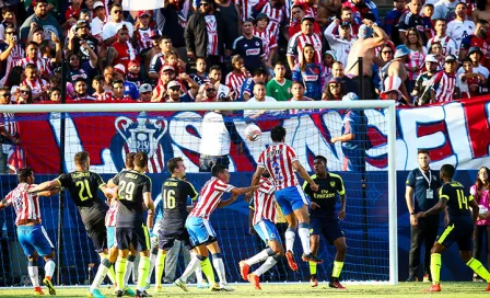 Afición del Arsenal da nuevo giro al grito de pu... en juego contra Chivas