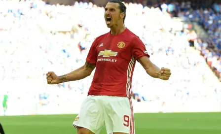 Ibrahimovic da primer título al Manchester United