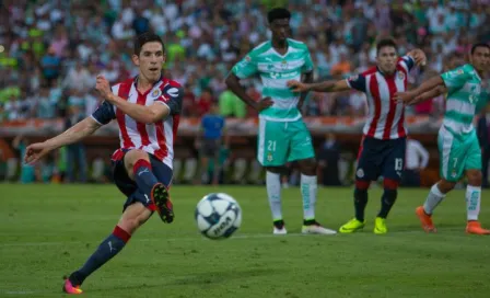 Bueno alarga mala racha de Chivas en penaltis