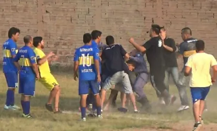 Jugadores y aficionados golpean árbitro en liga amateur de Argentina