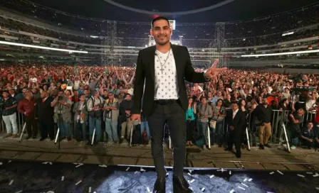 Espinoza Paz hace un 'Juanga' y cae del escenario