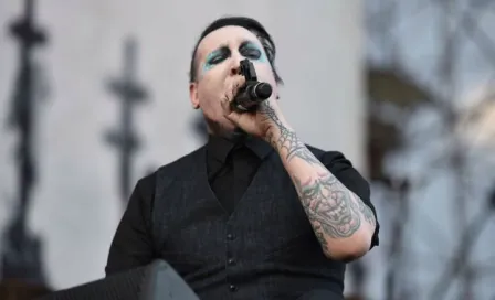 Marilyn Manson cae y se lleva fuerte golpe en Knot Fest