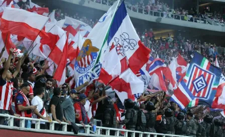 Porra de Chivas se enfrasca en pelea durante el Clásico