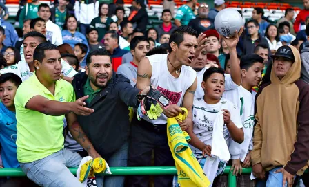 Práctica de León a puerta abierta termina en invasión de cancha