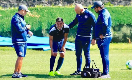 Elías Hernández abandona práctica de Cruz Azul por molestia en la rodilla 