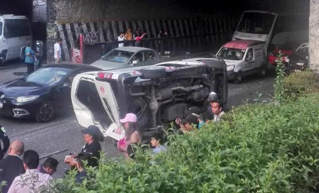 Combi es impactada por un camión y cae de un puente de periférico