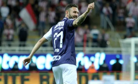 Layún celebra triunfo de Rayados tomando cerveza en la cancha