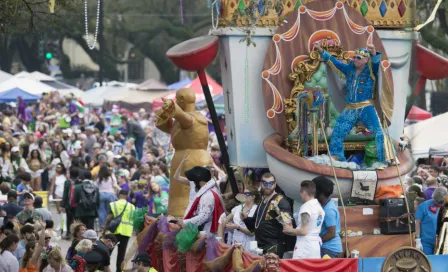 Fans de Saints se burlan de referees en carnaval de Nueva Orleans