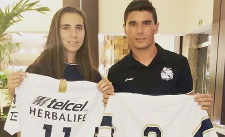 Deneva y Alustiza intercambian playeras de Pumas en Día de la Mujer